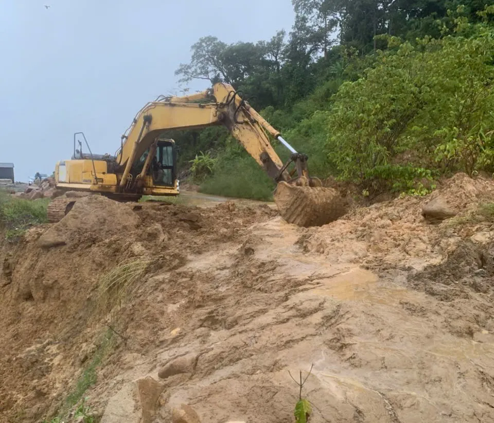 Lượng đất đá rất lớn đổ ập xuống đoạn đèo Đại Ninh z7161349326012_67757e568da63f967d63c2ecb208d878.jpg
