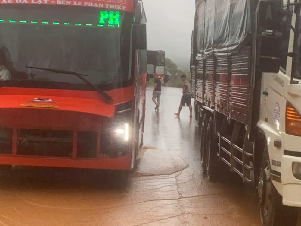 Các phương tiện không thể di chuyển qua khu vực sạt lở z7161349356489_93f97651709a32065a84c9da93ac4e52.jpg