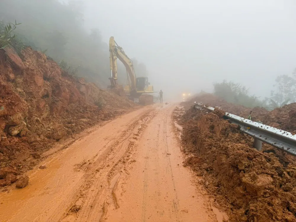 Đèo Đại Ninh đã thông tuyến sau nhiều giờ bị sạt lở 1000013368.jpg