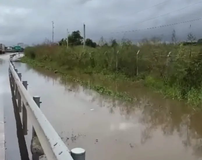 Nước tràn lên đường cao tốc gây ngập và gây nguy cơ sạt lở Screenshot 2025-10-30 150733.png