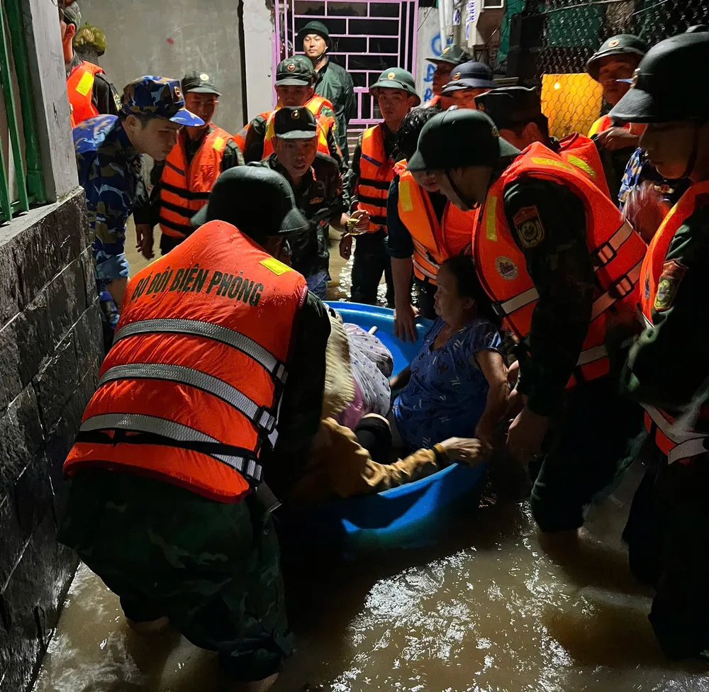 Lực lượng chức năng cứu hộ người dân vùng ngập lụt phường Hàm Thắng trong đêm 30-10 l2.jpg