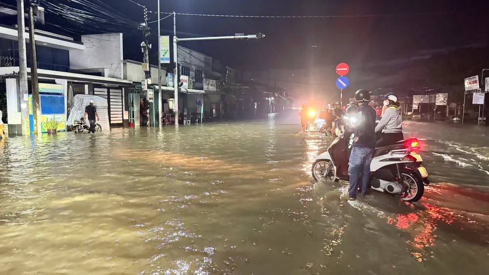 Đoạn quốc lộ 1A qua tỉnh Lâm Đồng ngập sâu từ đêm 30-10 l4.jpg