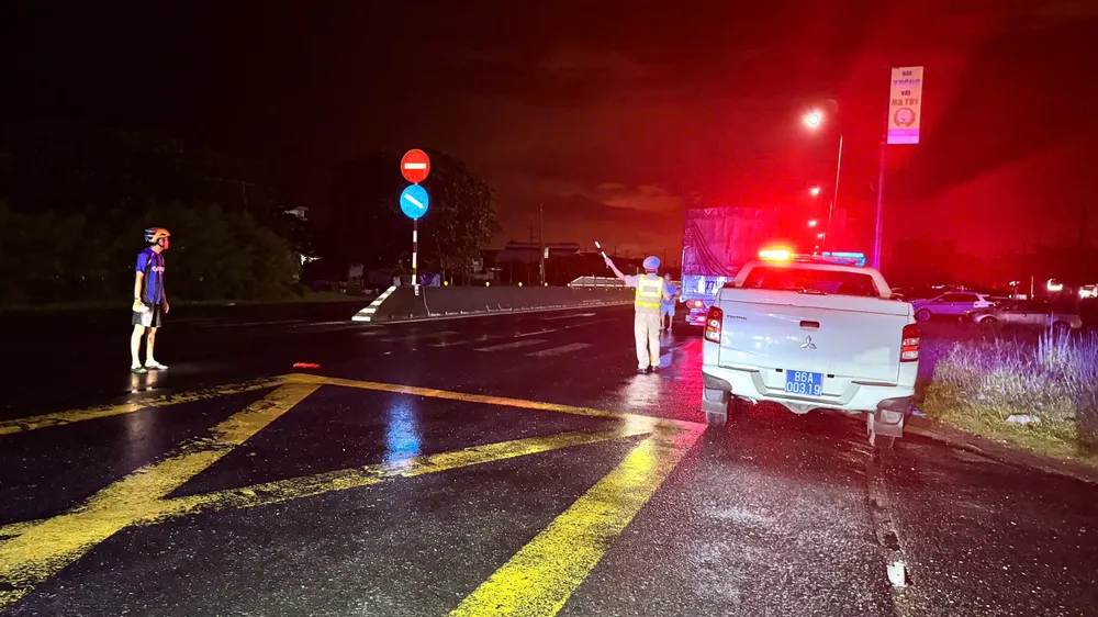 Lực lượng chức năng điều tiết giao thông qua đoạn Quốc lộ 1A bị ngập l5.jpg