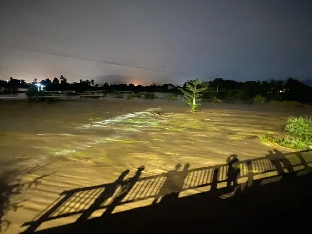 Apele inundațiilor au intrat în curs de noapte g1.jpg