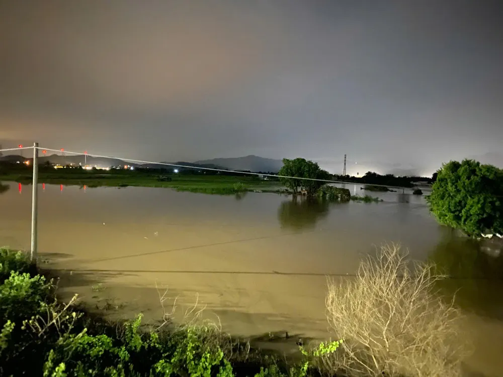 Lượng nước đổ về rất lớn g3.jpg