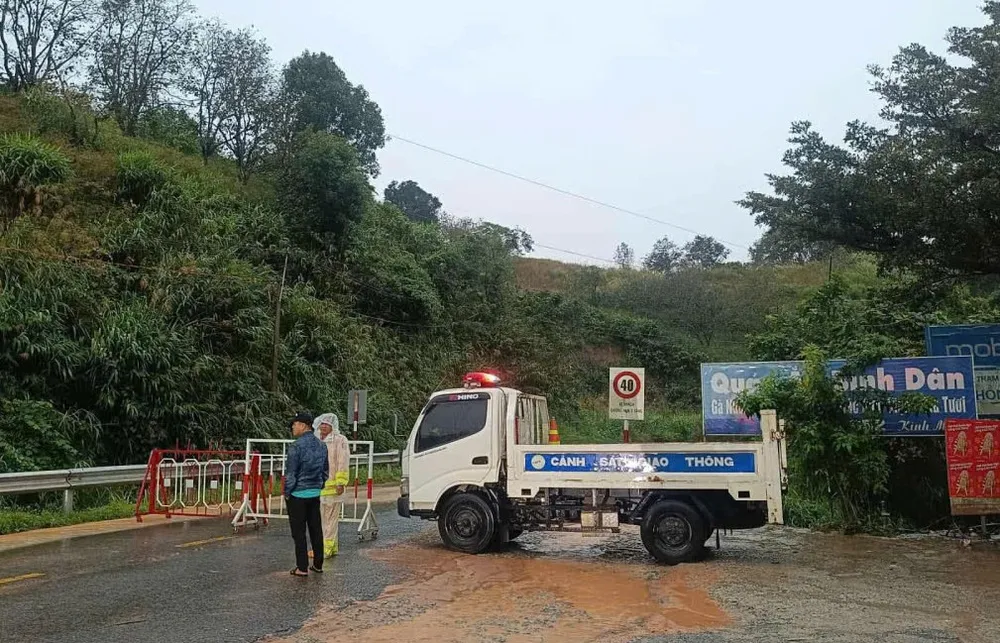 ເຈົ້າໜ້າທີ່ ສະກັດກັ້ນ ແລະ ຫ້າມບໍ່ໃຫ້ ພາຫະນະ ແລ່ນຜ່ານ ດ່ານໜອງໝຶກ. sp1.jpg