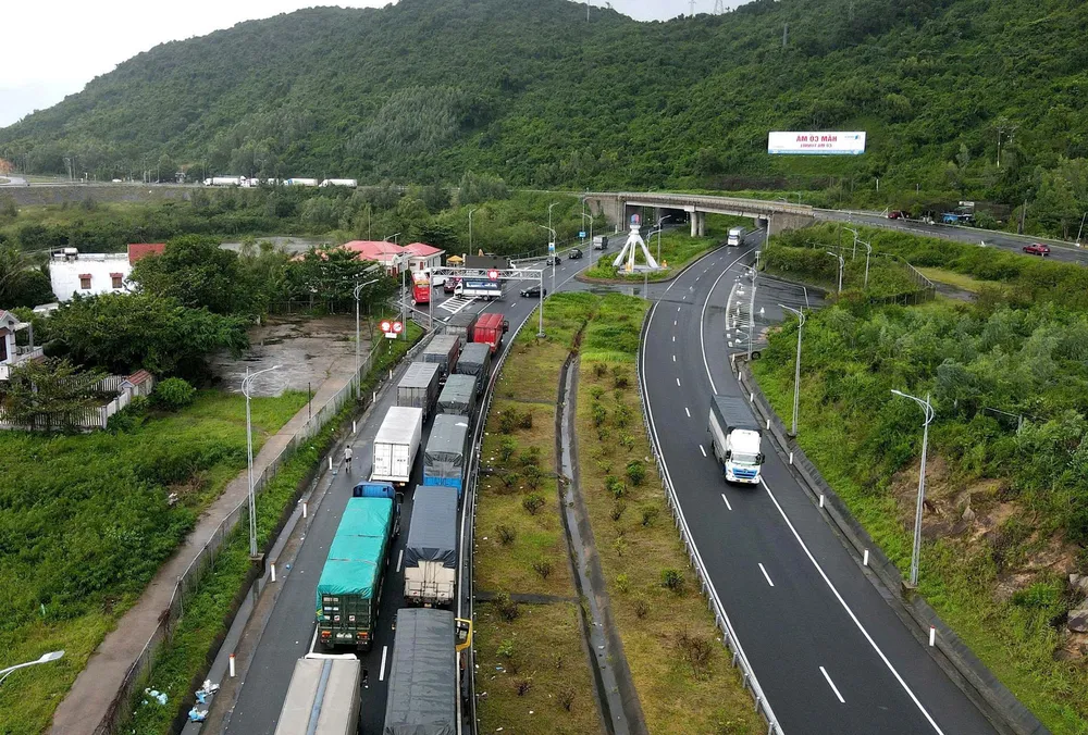 Banyak kenderaan masih terperangkap dalam kesesakan lalu lintas sepanjang lebih 20km di Lebuhraya Nasional 1A dari komune Van Ninh ke terowong Ca Pass (wilayah Khanh Hoa). z7251625173609_0cfdd328f9439788cdd5bc22880d9b50.jpg