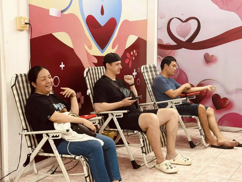 Utländska turister väntar på sin tur att donera blod. z7253776402478_c6bd4ddcde2bf51ac773f260bf767247.jpg