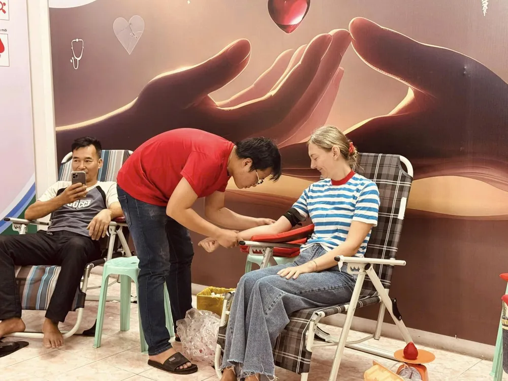 Utländska turister donerar gärna blod för att rädda liv z7253776517002_2f32ff4e68dd525091d610dff1f83fc6.jpg