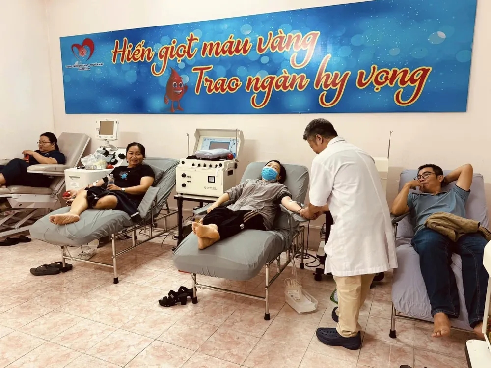 Många människor i Khanh Hoa-provinsen deltar i blodgivning z7253776631570_9f18bbbb0fd57fa774f8403aaa6b4941.jpg