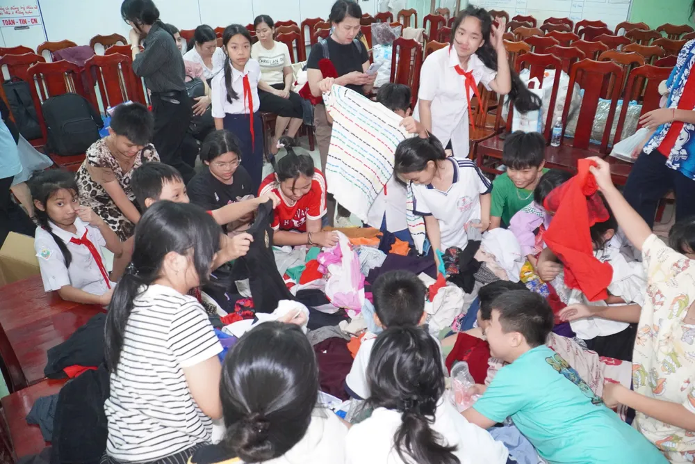 Học sinh vùng lũ tỉnh Khánh Hòa nhận hỗ trợ quần áo từ các mạnh thường quân