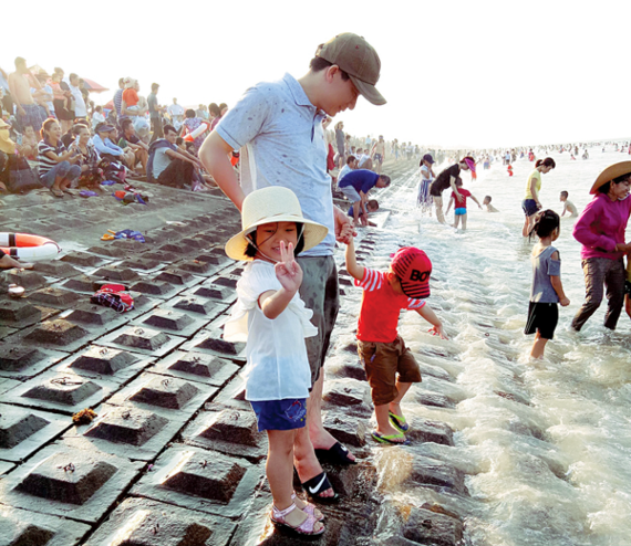 Holidaymakers at Thach Bang beach, Loc Ha district, Ha Tinh province (Photo: SGGP)