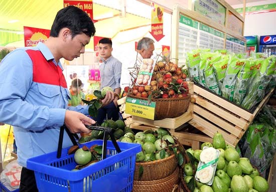 Customers at a convenient store (Photo: SGGP)