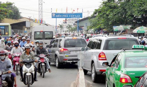 Cat Lai ferry linking HCMC’s District 2 up to Dong Nai province’s Nhon Trach district has been overloaded (Photo: SGGP)