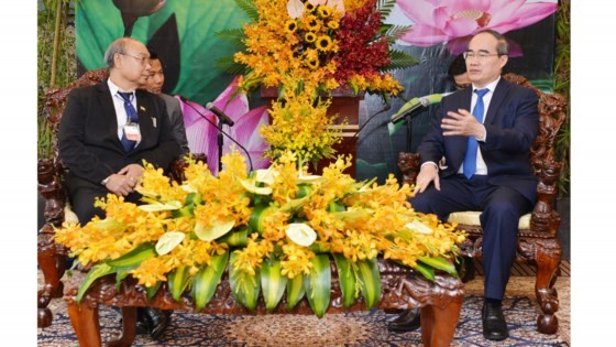 HCMC party chief Nguyen Thien Nhan (R) receives Myanmar’s parliament chairman Mahn Win Khaing Than in HCMC on May 11 (Photo: SGGP)