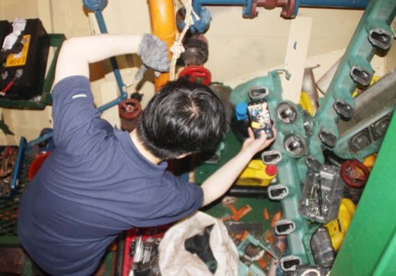 A Korean expert examines the boat of fisherman Tran Dinh Son in Binh Dinh province on May 26 (Photo: SGGP)