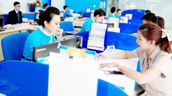 US dollar deposit rate increase will help banks attract foreign currency, according to experts (Photo: SGGP)