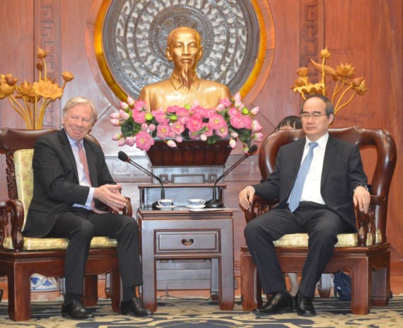 HCMC Party Leader Nguyen Thien Nhan (R)receives Mr. Stefan Sjostrom, deputy chairman of Microsoft on June 16 (Photo: SGGP)  ​