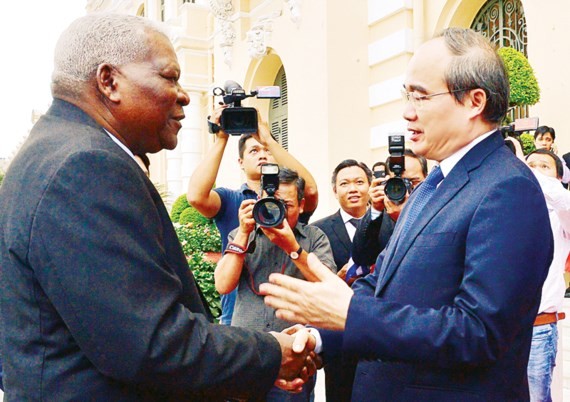 Secretary of the HCMC Party Committee Nguyen Thien Nhan receives Cuba’s National Assembly chairman Juan Esteban Lazo Hernandez on June 16 (Photo: SGGP)