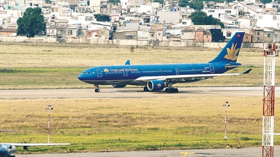 An aircraft of national flag carrier Vietnam Airlines in Tan Son Nhat Airport (Photo: SGGP)