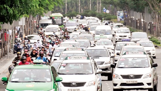 Tan Son Nhat Airport faces overloading, traffic jam, flooding ảnh 1 Tan Son Nhat Airport faces overloading, traffic jam, flooding ảnh 1