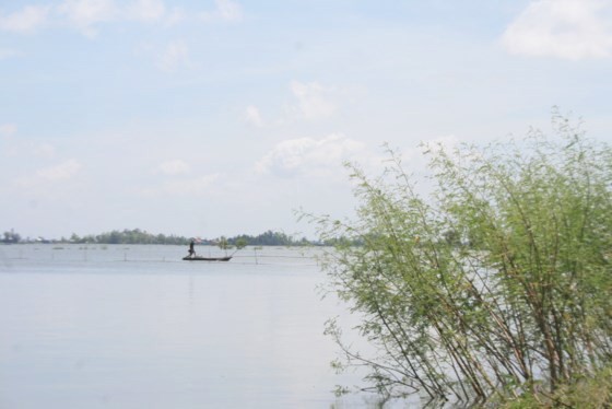 People in the Mekong Delta expect flooding season to earn their livelihood (Photo: SGGP)