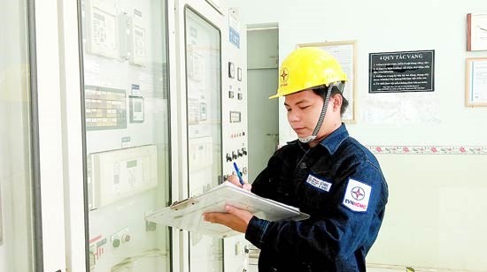 A worker at Ben Thanh 110kV transmission station (Illustrative photo: SGGP)