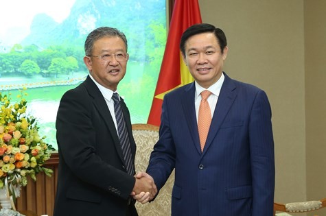 Deputy Prime Minister Vuong Dinh Hue (R) and Ng Keng Hooi, Chief Executive and President of AIA Group Limited (Source: baochinhphu.vn)