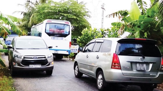 Many drivers travel in other routes instead of National Highway 1A to avoid Cai Lay BOT tollbooth in Tien Giang province (Photo: SGGP)