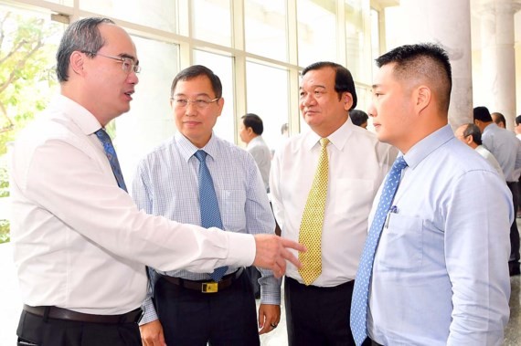 Secretary Nguyen Thien Nhan talks to delegates on the sideline of the conference on August 19 (Photo: SGGP)