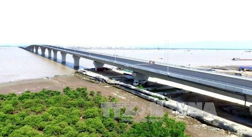 Vietnam’s longest sea bridge in the northern port city of Hai Phong opened to traffic. (Photo: VNA)