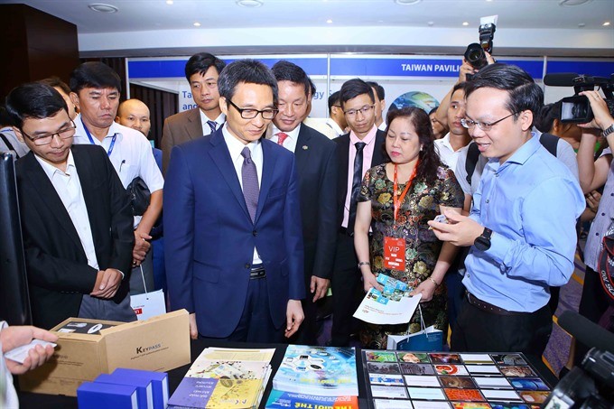 Deputy Prime Minister Vu Duc Dam (second from left) and delegates at the Vietnam ICT Summit 2017 in Hanoi. (Photo: VNA/VNS)