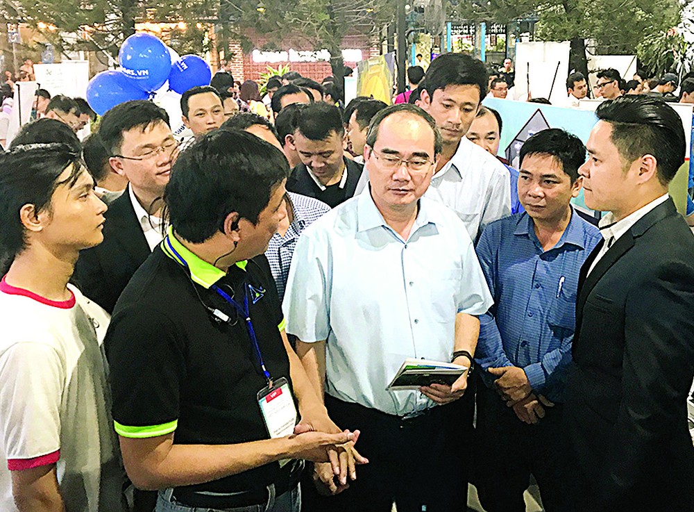 Mr. Nguyen Thien Nhan, secretary of the HCMC Party Committee, visits Saigon Innovation Hub on September 8 (Photo: SGGP)