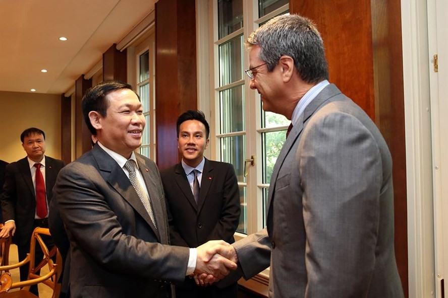 Deputy PM Vuong Dinh Hue shakes hands with WTO Director-General Roberto Azevedo in a meeting in Geneva on September 15. (Photo: laodong)