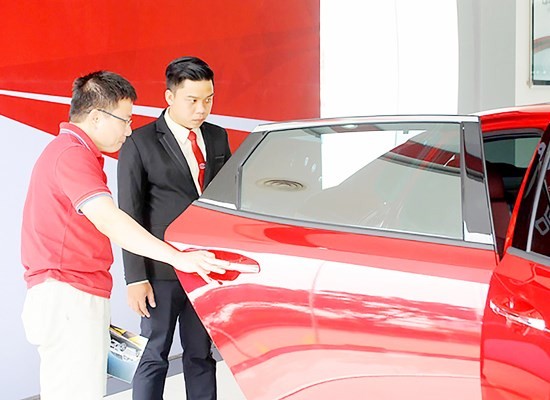 A customer chooses cars at Toyota Dong Saigon shop in HCMC (Photo: SGGP)