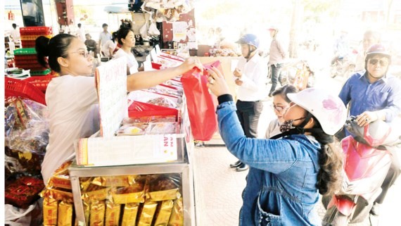 Customers buy full moon cakes at a shop, District 1, HCMC (Photo: SGGP)