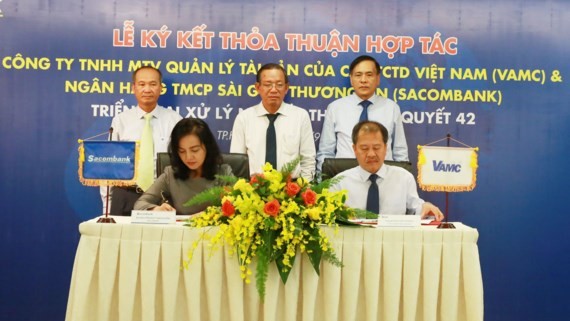 Sacombank and VAMC representatives sign the cooperation agreement