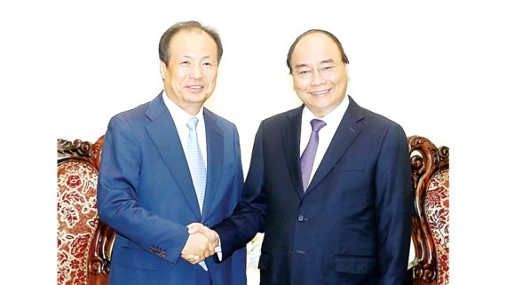 Prime Minister Nguyen Xuan Phuc receives Mr. Shin Jong Kyun, chairman and director general of Samsung Electronics Company in Hanoi on October 6