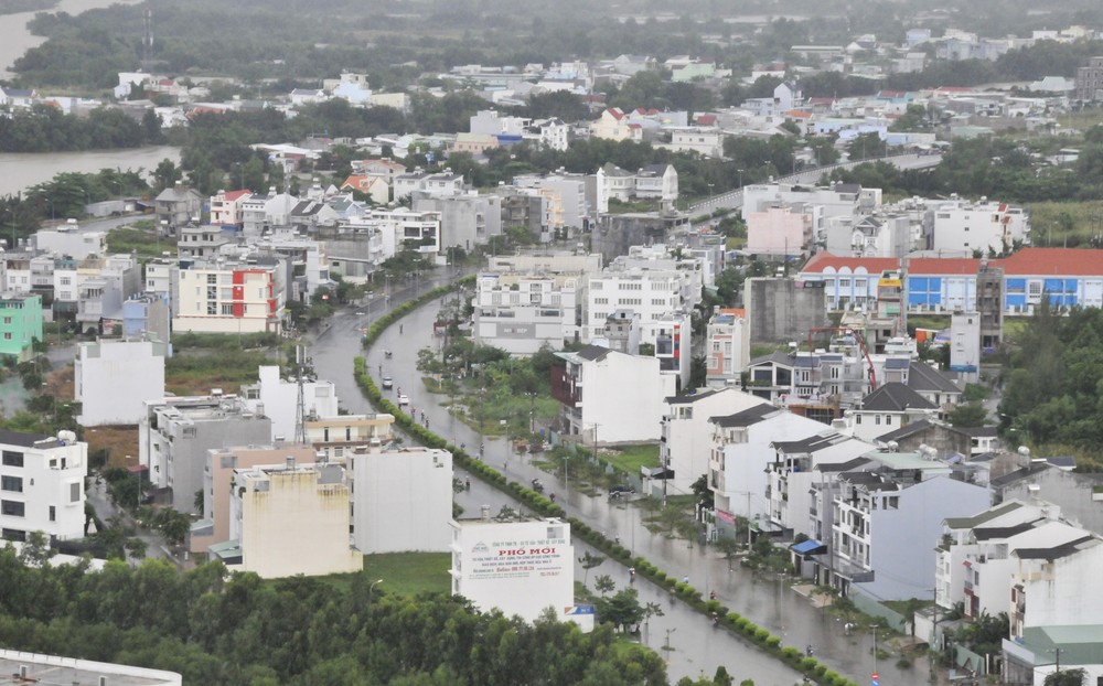 A new residential area in Pham Hung street, Binh Chanh district, HCMC has provided new accommodations far from the center of the city (Photo: SGGP)