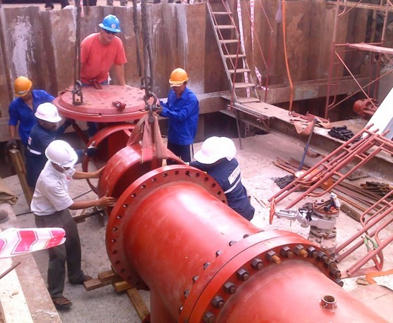 Workers installing a water supply route in HCMC (Photo: SGGP)