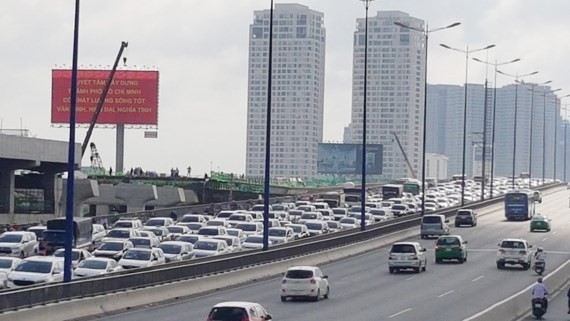 Thousands of automobiles line up in Saigon Bridge towards the center area of HCMC (Photo: SGGP)