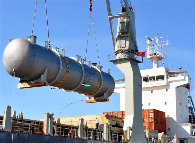 Shipment to Turkmenistan of a 140-tonne pressure tanks produced by the Doosan – Vina Dung Quat in Quang Ngai Province. (Photo: VNA/VNS)