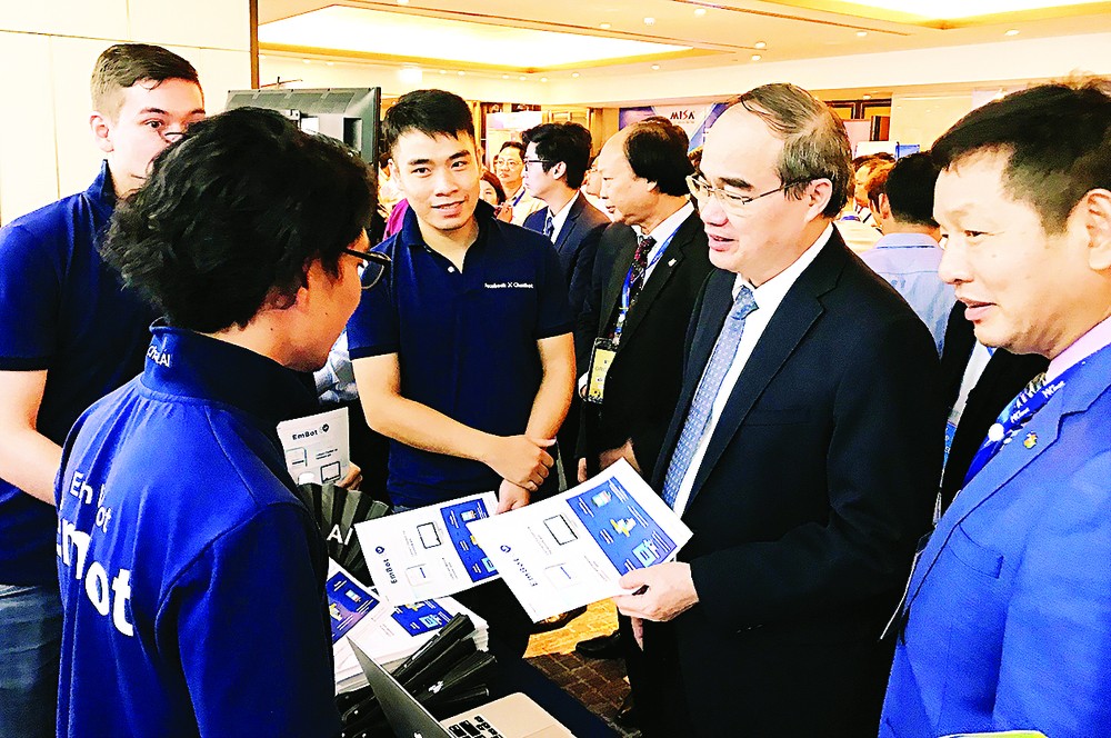 HCMC Party Chief Nguyen Thien Nhan talks to Japanese engineers about smart city solutions at Inl't Smart Cities Conference on October 25 (Photo: SGGP)