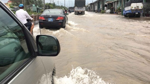 Flooding raises many difficulties for HCMC residents (Photo: SGGP)