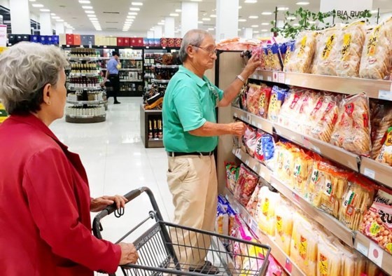 Consumers buy Japanese confectionary at AEON supermarket in HCMC (Photo: SGGP)