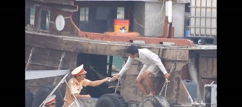 Police officers quickly inspected a barge in the Dong Nai river (Photo: Thanh Nien Newspaper)