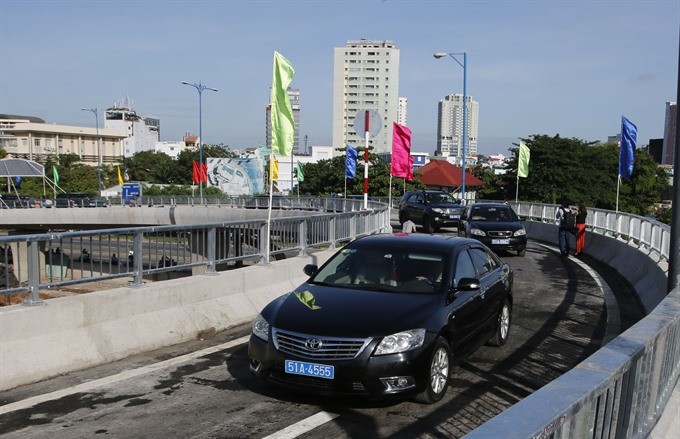 Vehicles on the N1 branch of a flyover connecting Nguyen Van Cu Street in District 1 with Vo Van Kiet Street in District 5 in HCM City. The construction of the flyover has been carried out under the Build-Transfer (BT) mechanism with the total investment