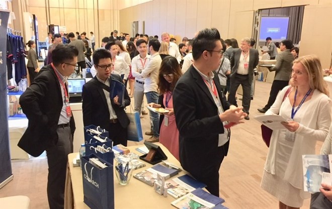 Participants chat at the Indochina Retail Technology & Innovation Summit 2017 (Photo: VNA)