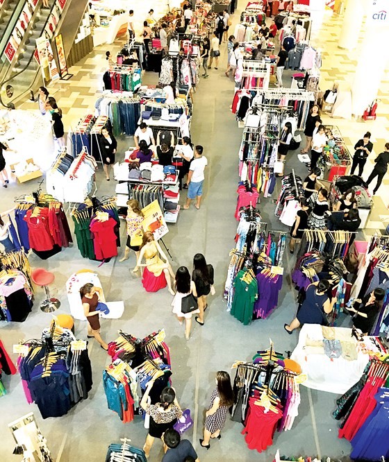 Customers at VivoCity trade center, District 7, HCMC (Photo: SGGP)