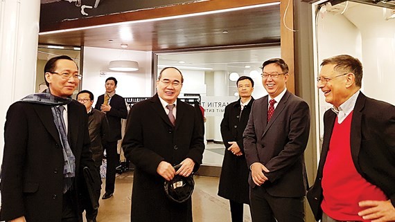 HCMC Party Chief Nguyen Thien Nhan (2nd, L) and standing deputy chairman of HCMC People’s Committee Le Thanh Liem (L) talk to professors from MIT Sloan School in the US on December 13 (Photo: SGGP)